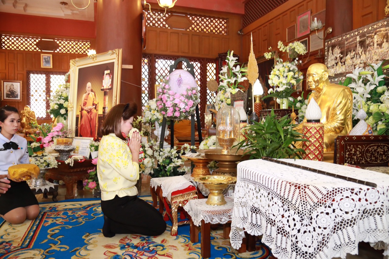 070 นายกสมาคมภริยาฯ นำอุปนายก และคณะกรรมการสมาคม ไปตรวจเยี่ยมโครงการที่ ศอว.ศอพท. จังหวัดลพบุรี โดยได้ไปสักการะรอยพระพุทธบาท จว.สระบุรี จากนั้นวางพวงมาลาสักการะอนุสาวรีย์สมเด็จพระนารายณ์มหาราช