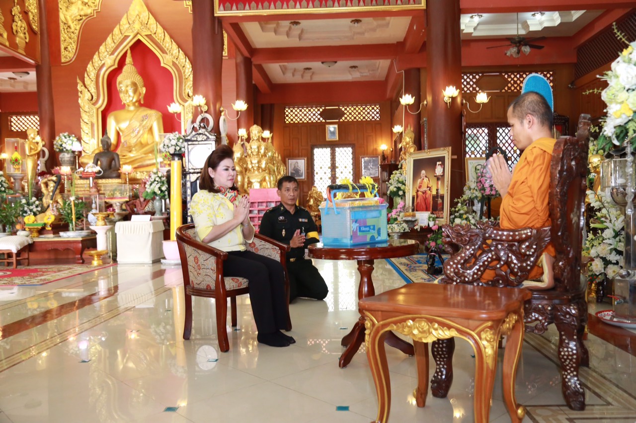 070 นายกสมาคมภริยาฯ นำอุปนายก และคณะกรรมการสมาคม ไปตรวจเยี่ยมโครงการที่ ศอว.ศอพท. จังหวัดลพบุรี โดยได้ไปสักการะรอยพระพุทธบาท จว.สระบุรี จากนั้นวางพวงมาลาสักการะอนุสาวรีย์สมเด็จพระนารายณ์มหาราช