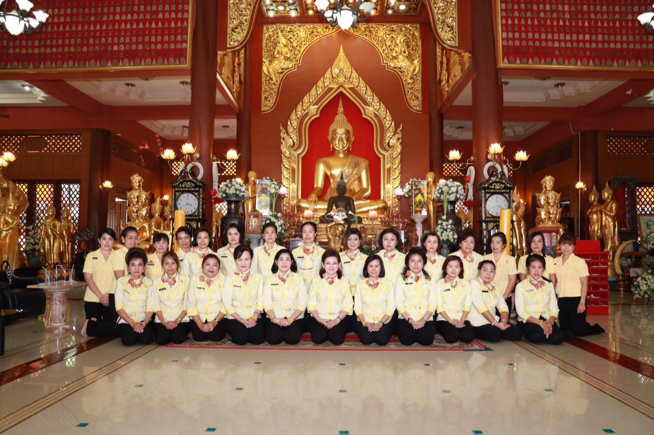 070 นายกสมาคมภริยาฯ นำอุปนายก และคณะกรรมการสมาคม ไปตรวจเยี่ยมโครงการที่ ศอว.ศอพท. จังหวัดลพบุรี โดยได้ไปสักการะรอยพระพุทธบาท จว.สระบุรี จากนั้นวางพวงมาลาสักการะอนุสาวรีย์สมเด็จพระนารายณ์มหาราช
