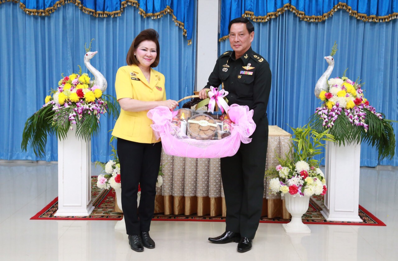 071 นายกสมาคมภริยาฯ นำอุปนายกฯ และคณะกรรมการตรวจเยี่ยมโครงการ ๔ โครงการที่ ศอว.ศอพท. จังหวัดลพบุรี โดยมี พลโท นภนต์ สร้างสมวงษ์ ผบ.ศอว.ศอพท.ให้การต้อนรับและบรรยายสรุป