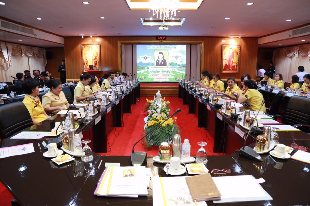 071 นายกสมาคมภริยาฯ นำอุปนายกฯ และคณะกรรมการตรวจเยี่ยมโครงการ ๔ โครงการที่ ศอว.ศอพท. จังหวัดลพบุรี โดยมี พลโท นภนต์ สร้างสมวงษ์ ผบ.ศอว.ศอพท.ให้การต้อนรับและบรรยายสรุป