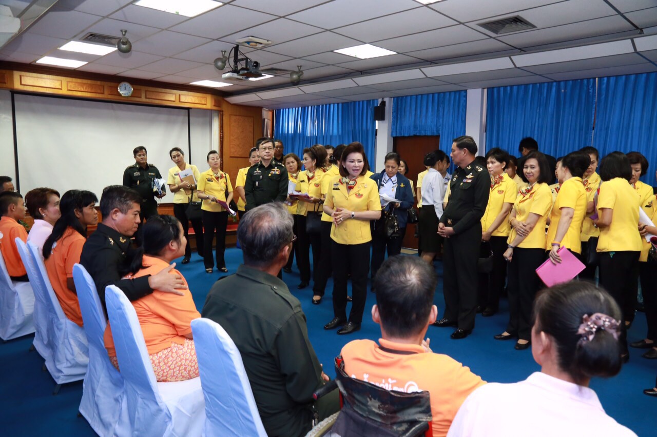 071 นายกสมาคมภริยาฯ นำอุปนายกฯ และคณะกรรมการตรวจเยี่ยมโครงการ ๔ โครงการที่ ศอว.ศอพท. จังหวัดลพบุรี โดยมี พลโท นภนต์ สร้างสมวงษ์ ผบ.ศอว.ศอพท.ให้การต้อนรับและบรรยายสรุป