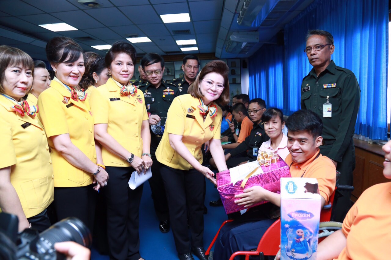 071 นายกสมาคมภริยาฯ นำอุปนายกฯ และคณะกรรมการตรวจเยี่ยมโครงการ ๔ โครงการที่ ศอว.ศอพท. จังหวัดลพบุรี โดยมี พลโท นภนต์ สร้างสมวงษ์ ผบ.ศอว.ศอพท.ให้การต้อนรับและบรรยายสรุป