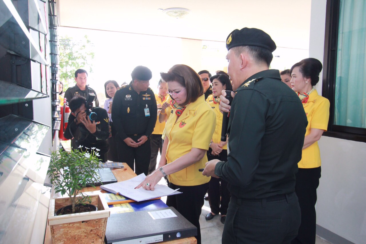 071 นายกสมาคมภริยาฯ นำอุปนายกฯ และคณะกรรมการตรวจเยี่ยมโครงการ ๔ โครงการที่ ศอว.ศอพท. จังหวัดลพบุรี โดยมี พลโท นภนต์ สร้างสมวงษ์ ผบ.ศอว.ศอพท.ให้การต้อนรับและบรรยายสรุป