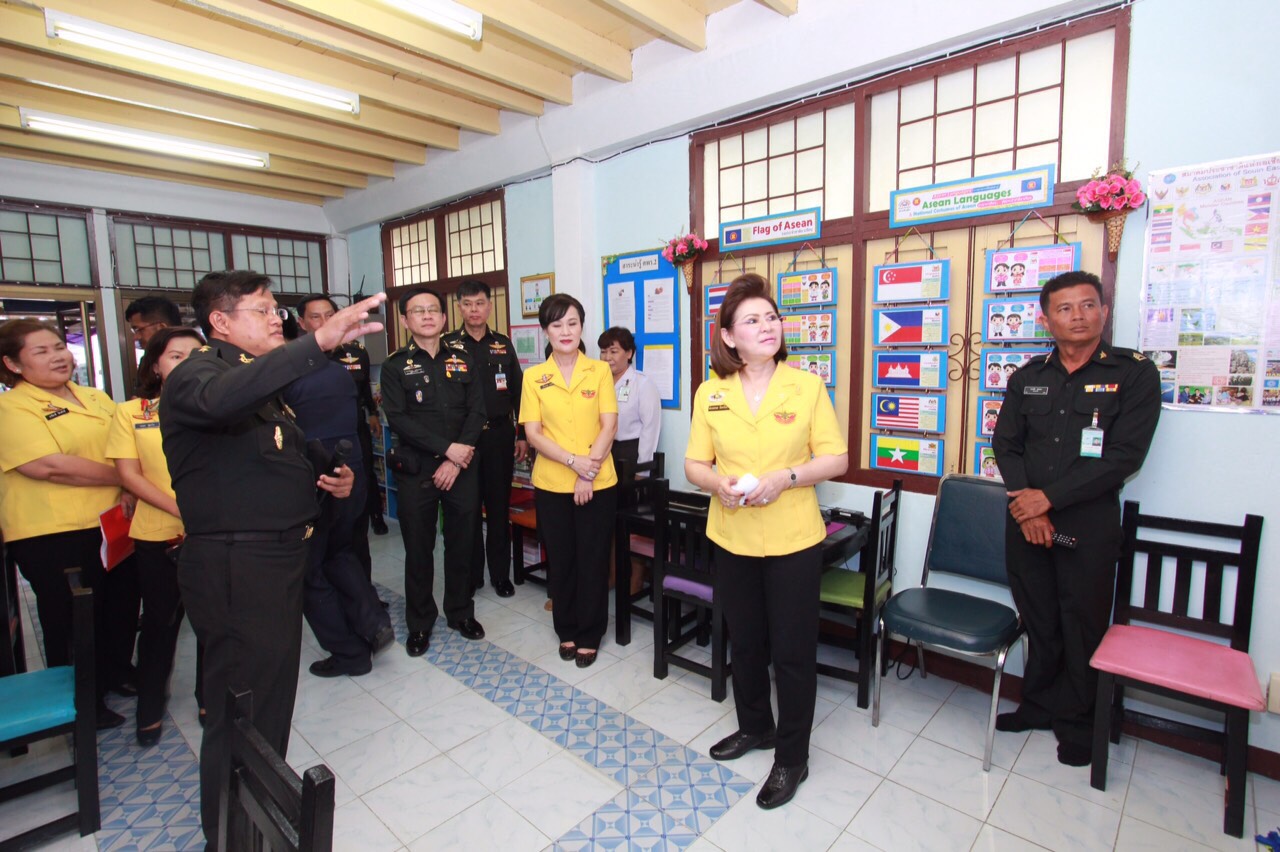 071 นายกสมาคมภริยาฯ นำอุปนายกฯ และคณะกรรมการตรวจเยี่ยมโครงการ ๔ โครงการที่ ศอว.ศอพท. จังหวัดลพบุรี โดยมี พลโท นภนต์ สร้างสมวงษ์ ผบ.ศอว.ศอพท.ให้การต้อนรับและบรรยายสรุป