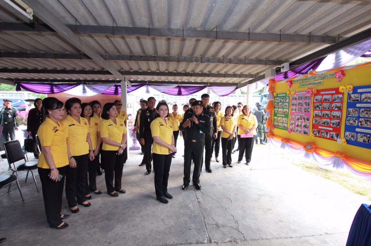 071 นายกสมาคมภริยาฯ นำอุปนายกฯ และคณะกรรมการตรวจเยี่ยมโครงการ ๔ โครงการที่ ศอว.ศอพท. จังหวัดลพบุรี โดยมี พลโท นภนต์ สร้างสมวงษ์ ผบ.ศอว.ศอพท.ให้การต้อนรับและบรรยายสรุป