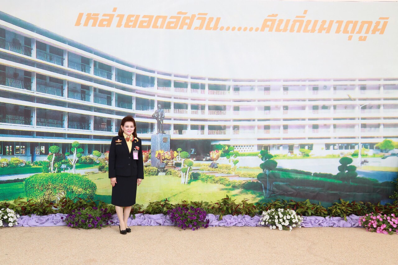 074 ปลัดกระทรวงกลาโหม และ นายกสมาคมภริยาฯ ร่วมงานวันสถาปนาโรงเรียนเตรียมทหาร ในงานนี้ ปลัดกระทรวงกลาโหม เข้ารับรางวัลเกียรติยศจักรดาวและศิษย์เก่าดีเด่นประจำปี ๒๕๕๙