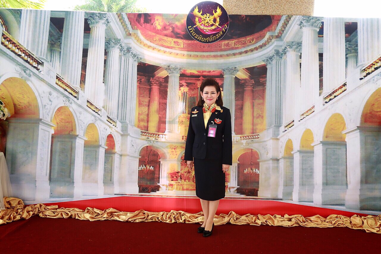 074 ปลัดกระทรวงกลาโหม และ นายกสมาคมภริยาฯ ร่วมงานวันสถาปนาโรงเรียนเตรียมทหาร ในงานนี้ ปลัดกระทรวงกลาโหม เข้ารับรางวัลเกียรติยศจักรดาวและศิษย์เก่าดีเด่นประจำปี ๒๕๕๙