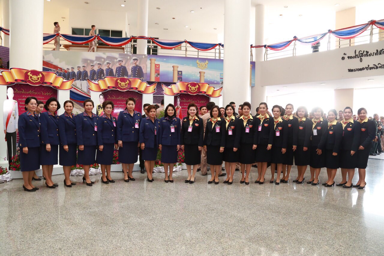 074 ปลัดกระทรวงกลาโหม และ นายกสมาคมภริยาฯ ร่วมงานวันสถาปนาโรงเรียนเตรียมทหาร ในงานนี้ ปลัดกระทรวงกลาโหม เข้ารับรางวัลเกียรติยศจักรดาวและศิษย์เก่าดีเด่นประจำปี ๒๕๕๙