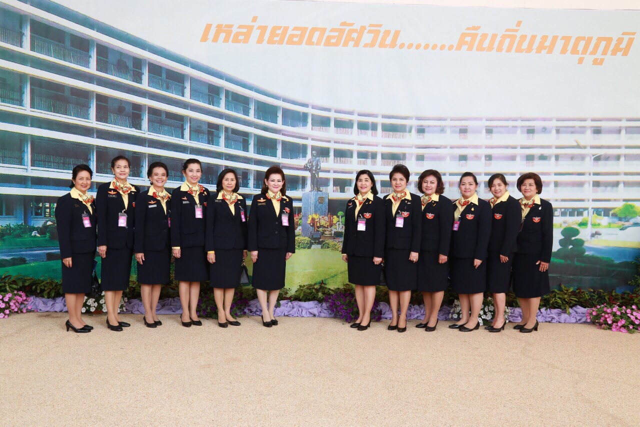 074 ปลัดกระทรวงกลาโหม และ นายกสมาคมภริยาฯ ร่วมงานวันสถาปนาโรงเรียนเตรียมทหาร ในงานนี้ ปลัดกระทรวงกลาโหม เข้ารับรางวัลเกียรติยศจักรดาวและศิษย์เก่าดีเด่นประจำปี ๒๕๕๙