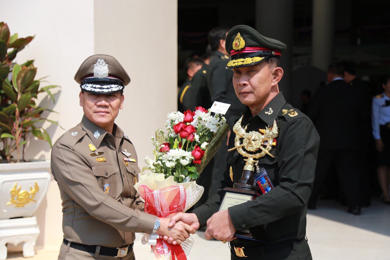 074 ปลัดกระทรวงกลาโหม และ นายกสมาคมภริยาฯ ร่วมงานวันสถาปนาโรงเรียนเตรียมทหาร ในงานนี้ ปลัดกระทรวงกลาโหม เข้ารับรางวัลเกียรติยศจักรดาวและศิษย์เก่าดีเด่นประจำปี ๒๕๕๙