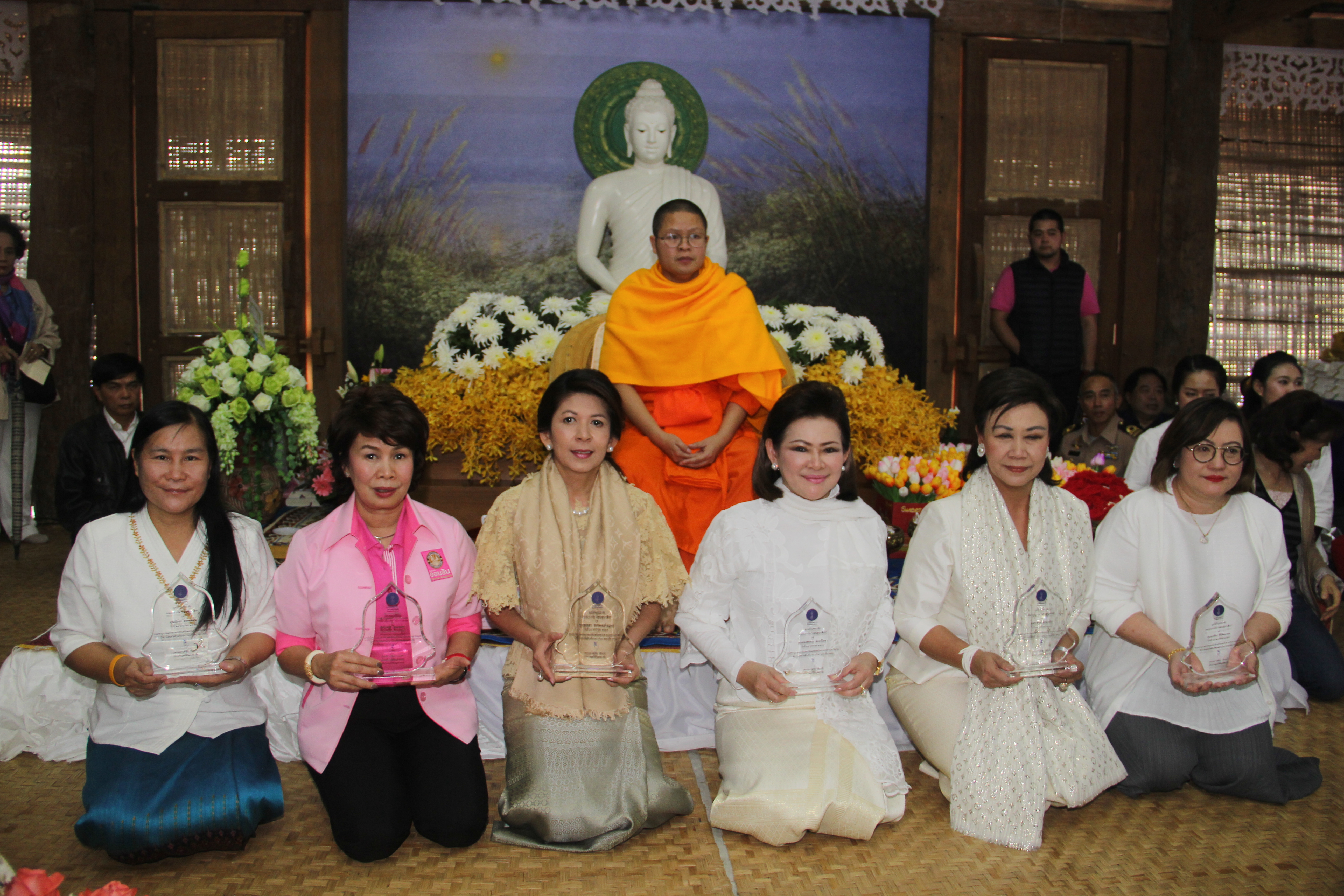 075 นายกสมาคมภริยาข้าราชการ สป. เข้ารับรางวัล“รัตนอุบาสิกา” มหาอุบาสิกาผู้ทำคุณประโยชน์ต่อพระพุทธศาสนาและการศึกษาของคณะสงฆ์ไทย