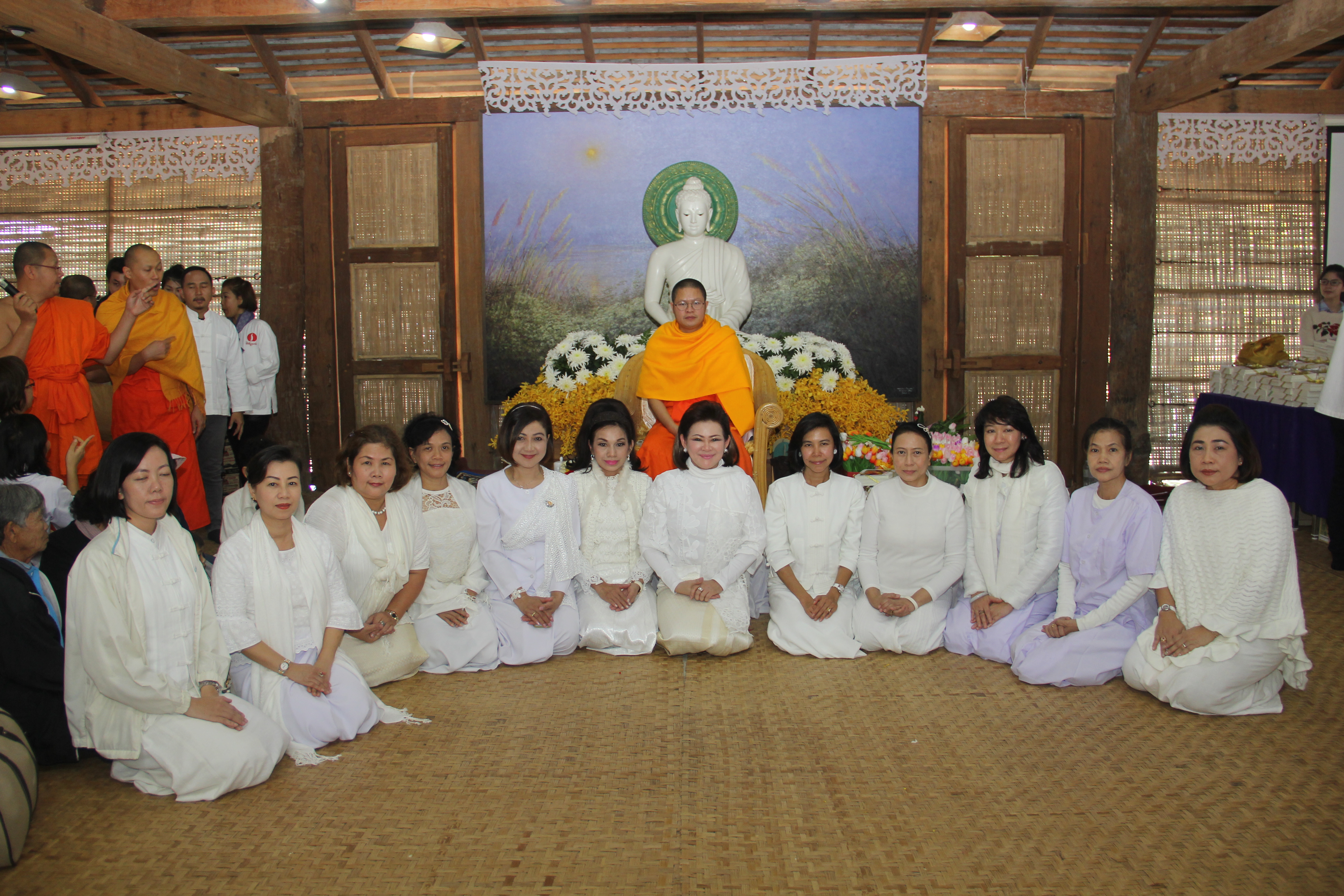 076 คุณผ่องพรรณ จันทร์โอชา นายกสมาคมภริยาข้าราชการ สป. นำคณะกรรมการสมาคมฯ ร่วมงาน“วันแห่งการให้ ปีที่ ๔”