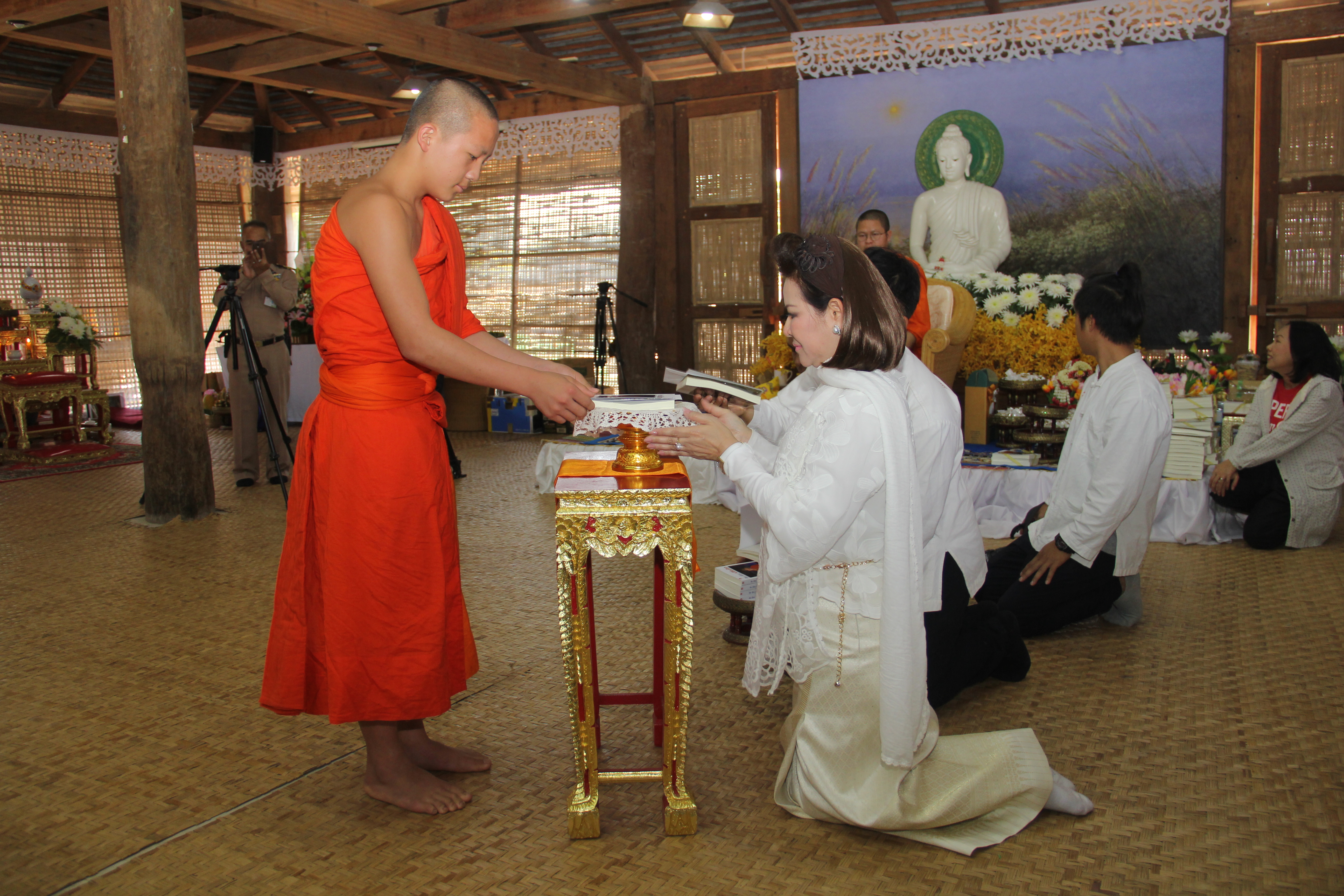 076 คุณผ่องพรรณ จันทร์โอชา นายกสมาคมภริยาข้าราชการ สป. นำคณะกรรมการสมาคมฯ ร่วมงาน“วันแห่งการให้ ปีที่ ๔”