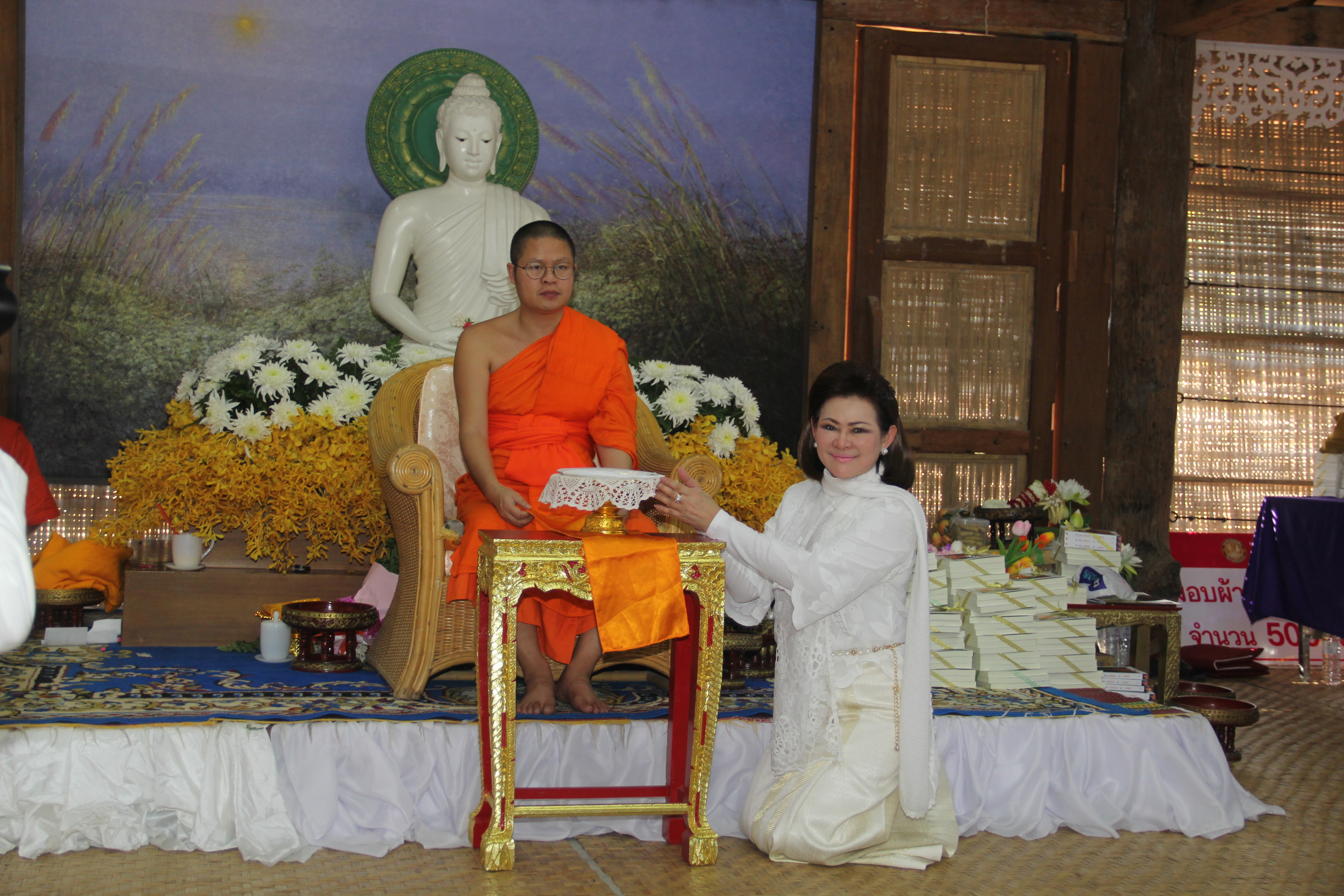 076 คุณผ่องพรรณ จันทร์โอชา นายกสมาคมภริยาข้าราชการ สป. นำคณะกรรมการสมาคมฯ ร่วมงาน“วันแห่งการให้ ปีที่ ๔”