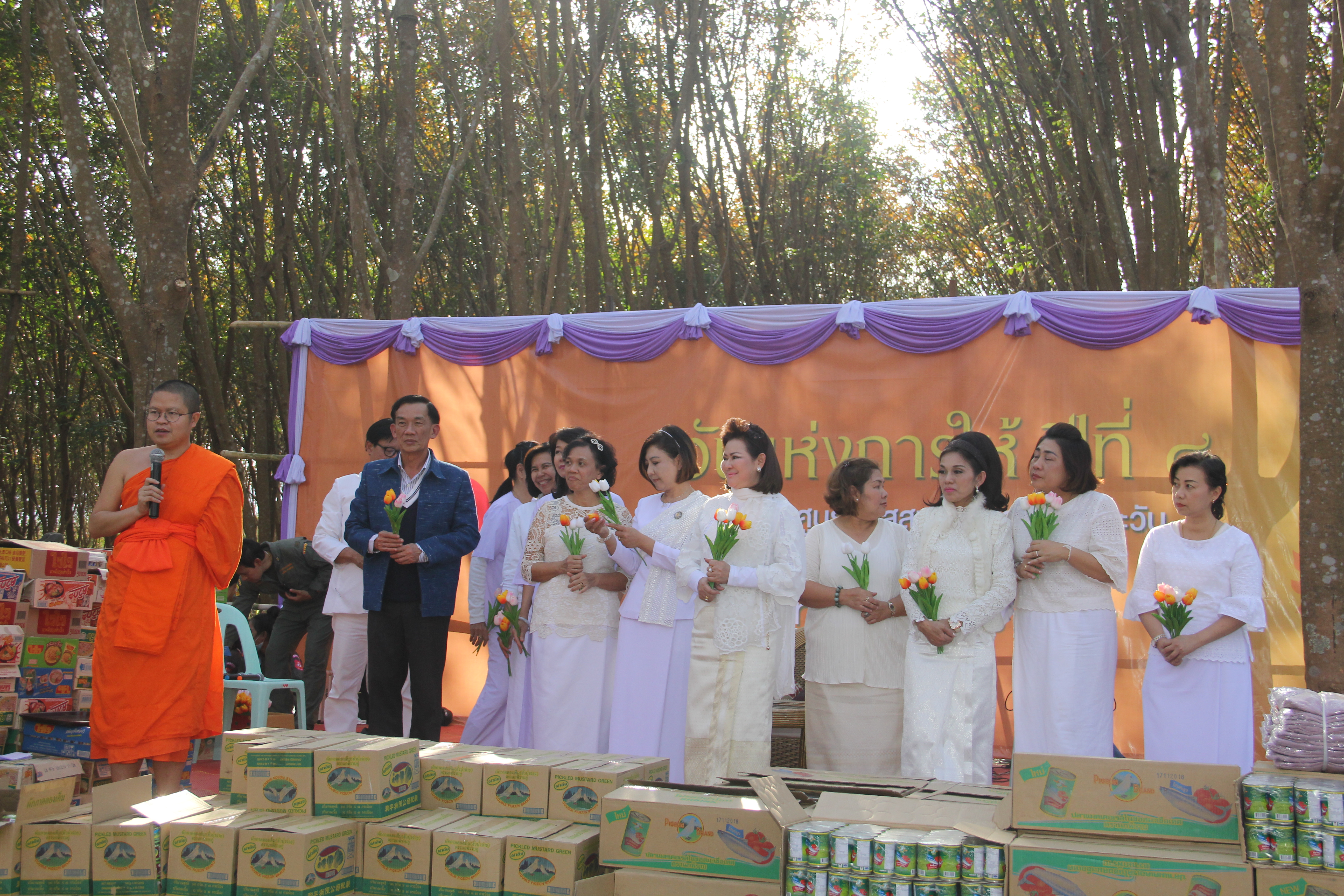 076 คุณผ่องพรรณ จันทร์โอชา นายกสมาคมภริยาข้าราชการ สป. นำคณะกรรมการสมาคมฯ ร่วมงาน“วันแห่งการให้ ปีที่ ๔”