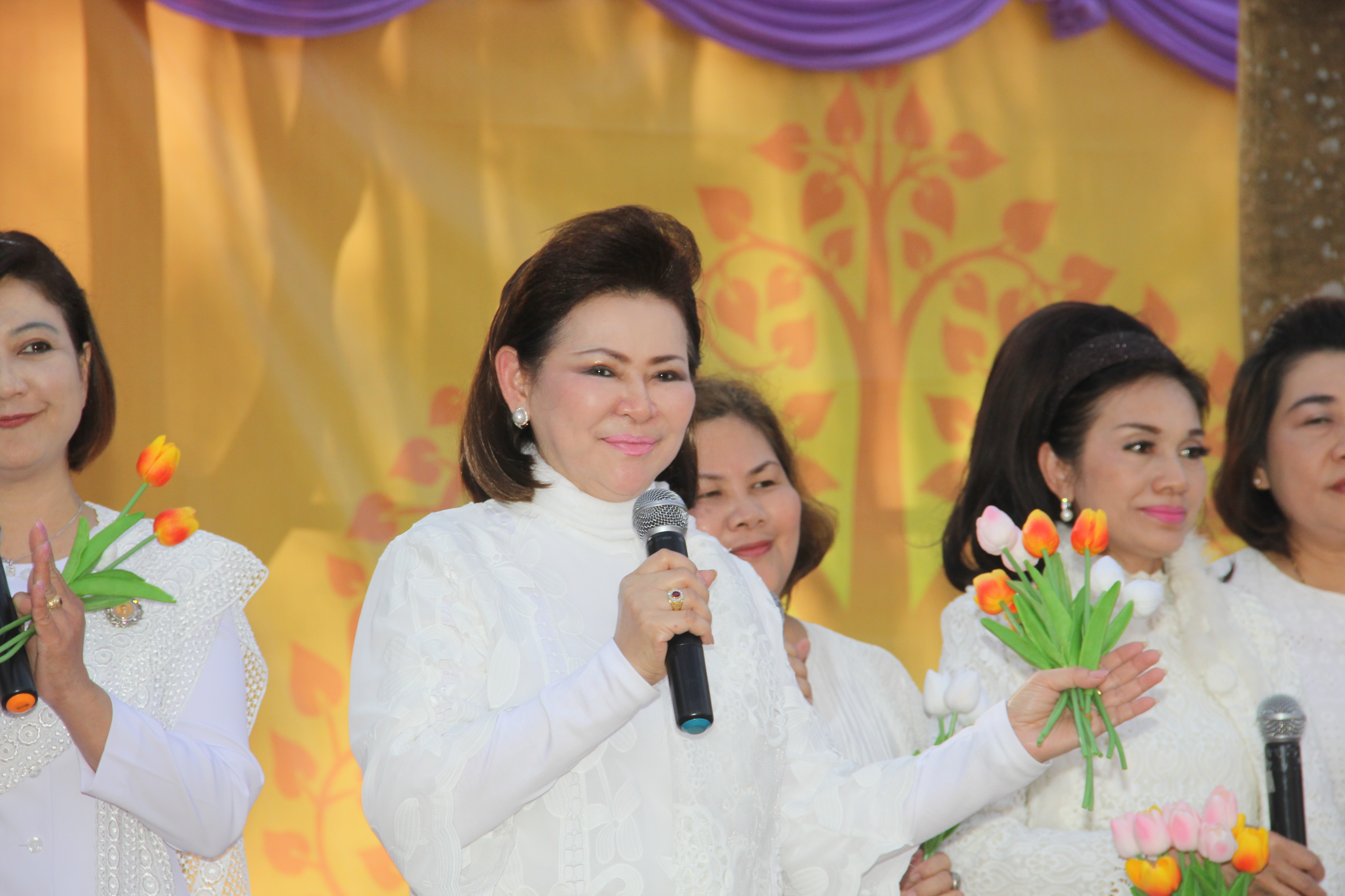 076 คุณผ่องพรรณ จันทร์โอชา นายกสมาคมภริยาข้าราชการ สป. นำคณะกรรมการสมาคมฯ ร่วมงาน“วันแห่งการให้ ปีที่ ๔”