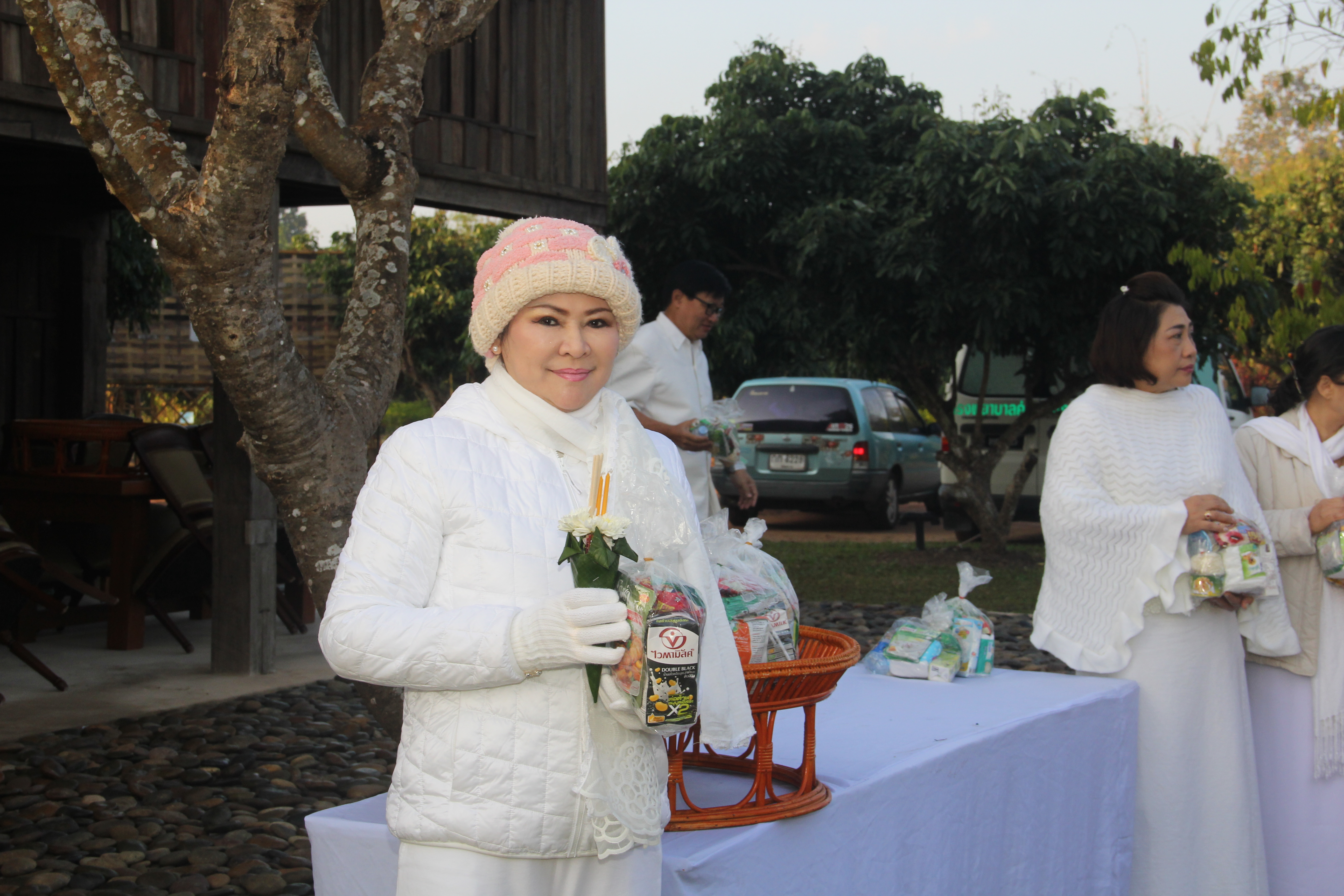 076 คุณผ่องพรรณ จันทร์โอชา นายกสมาคมภริยาข้าราชการ สป. นำคณะกรรมการสมาคมฯ ร่วมงาน“วันแห่งการให้ ปีที่ ๔”