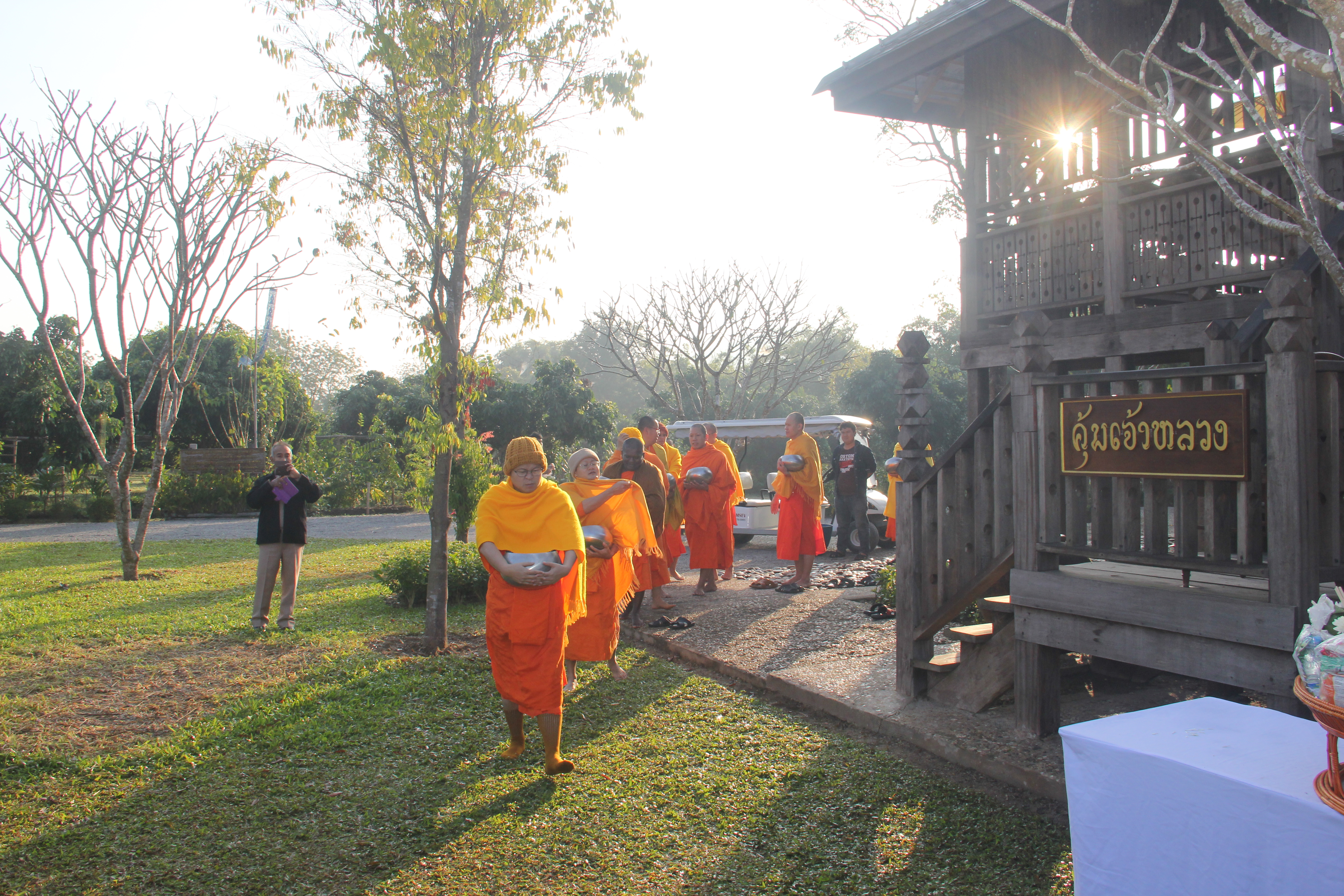 076 คุณผ่องพรรณ จันทร์โอชา นายกสมาคมภริยาข้าราชการ สป. นำคณะกรรมการสมาคมฯ ร่วมงาน“วันแห่งการให้ ปีที่ ๔”