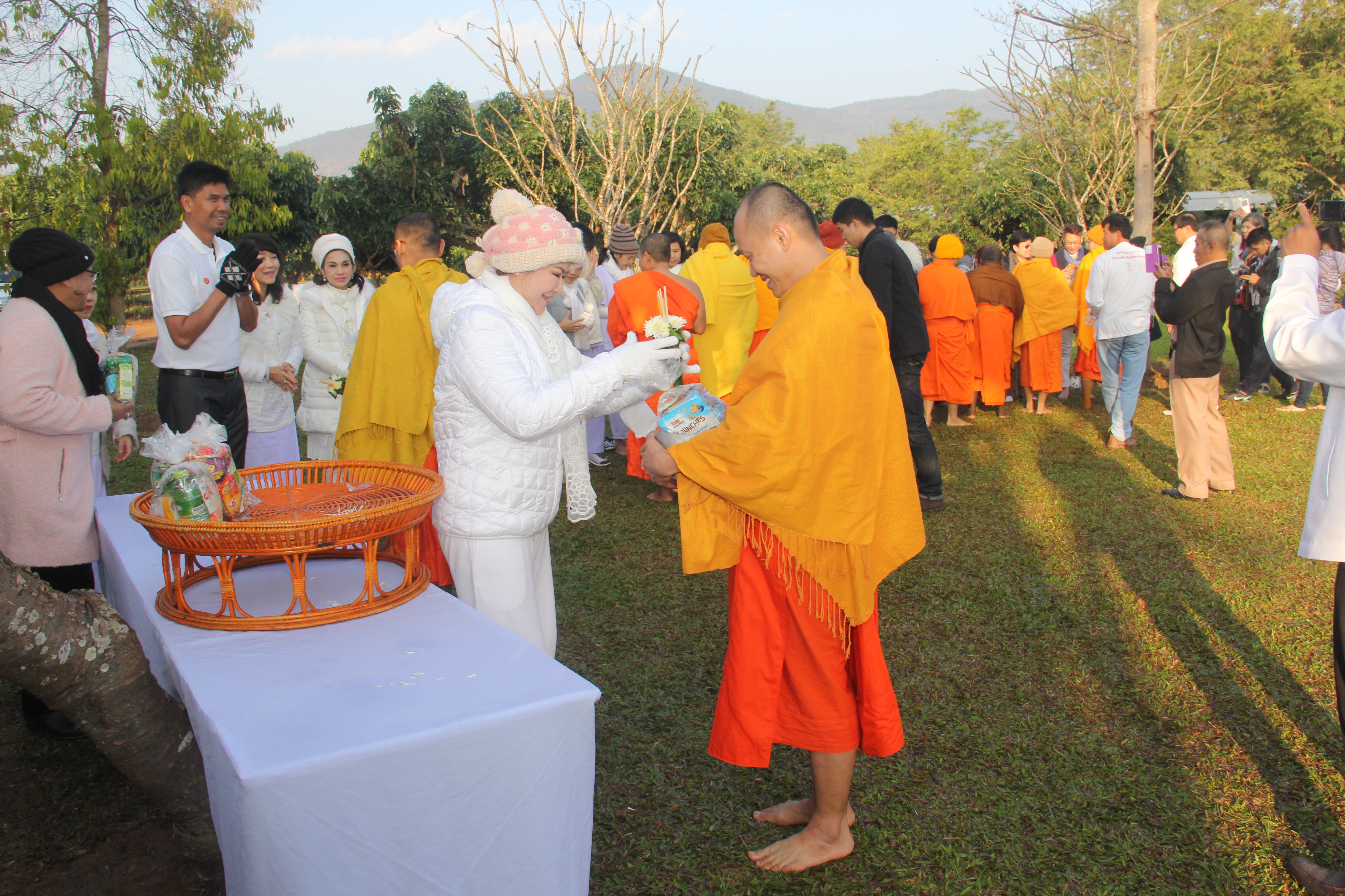 076 คุณผ่องพรรณ จันทร์โอชา นายกสมาคมภริยาข้าราชการ สป. นำคณะกรรมการสมาคมฯ ร่วมงาน“วันแห่งการให้ ปีที่ ๔”