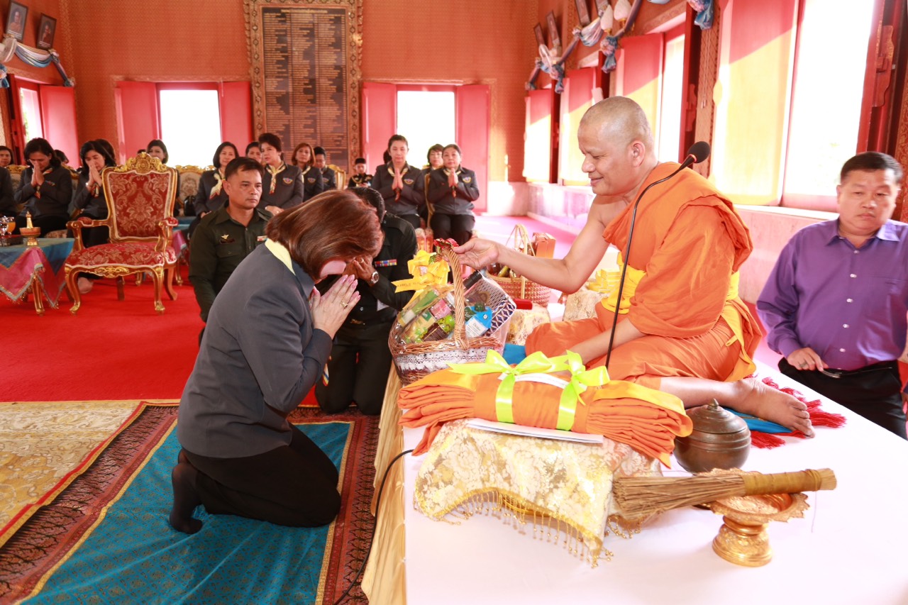 079 นายกสมาคมภริยาฯ นำคณะกรรมการฯ เข้าสักการะสิ่งศักดิ์สิทธิ์ ที่วัดวรนาถบรรพต(วัดเขากบ)
