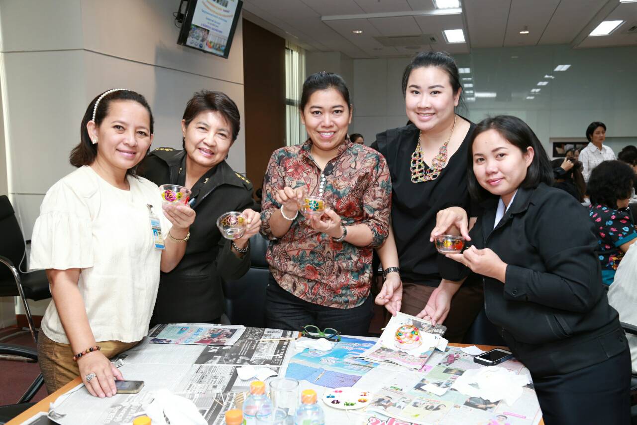 080 นายกสมาคมภริยาฯ จัดกิจกรรมฝึกอบรมเพิ่มพูนทักษะและความรู้ "เพนท์แก้ว"