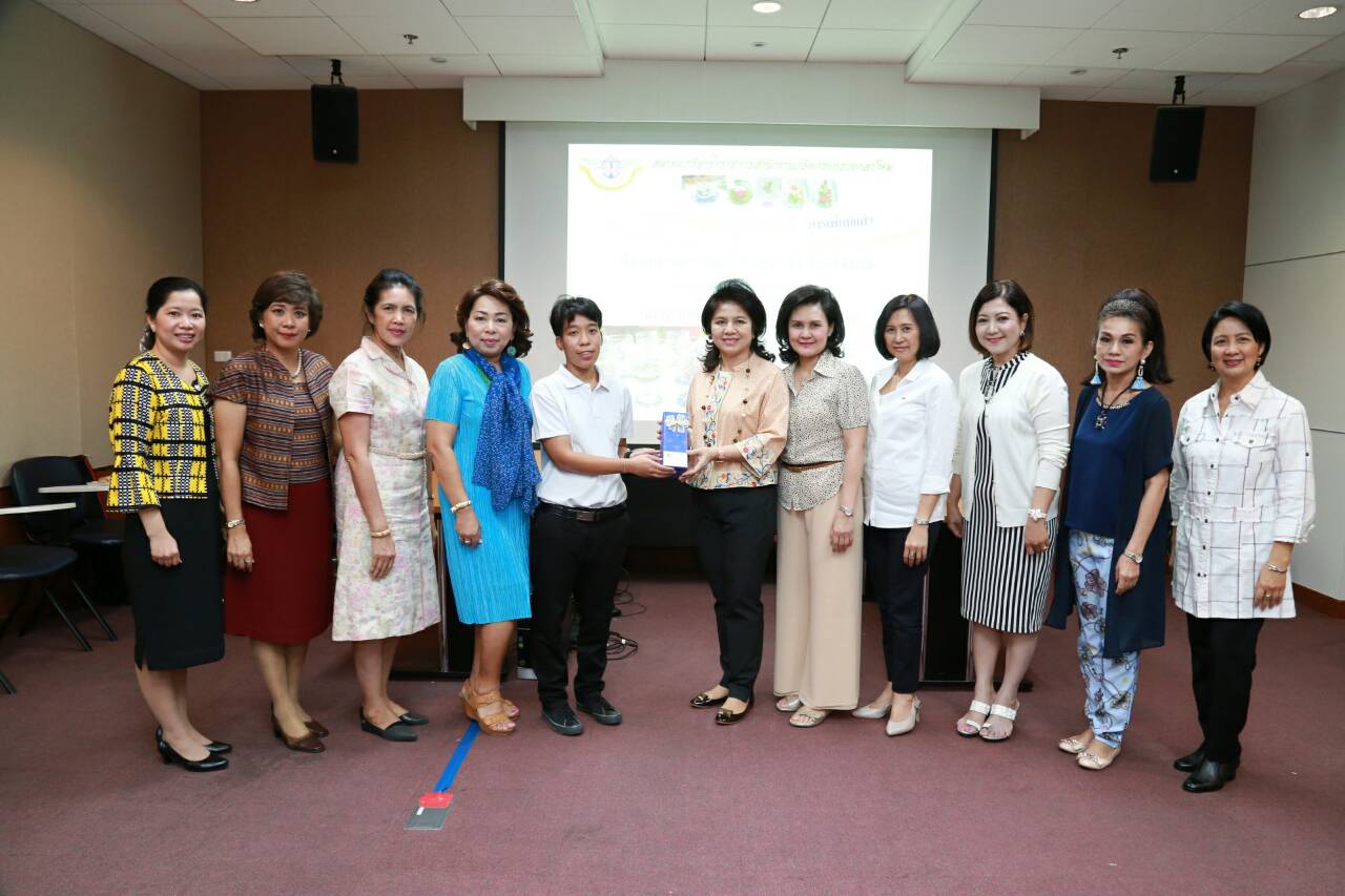 080 นายกสมาคมภริยาฯ จัดกิจกรรมฝึกอบรมเพิ่มพูนทักษะและความรู้ "เพนท์แก้ว"