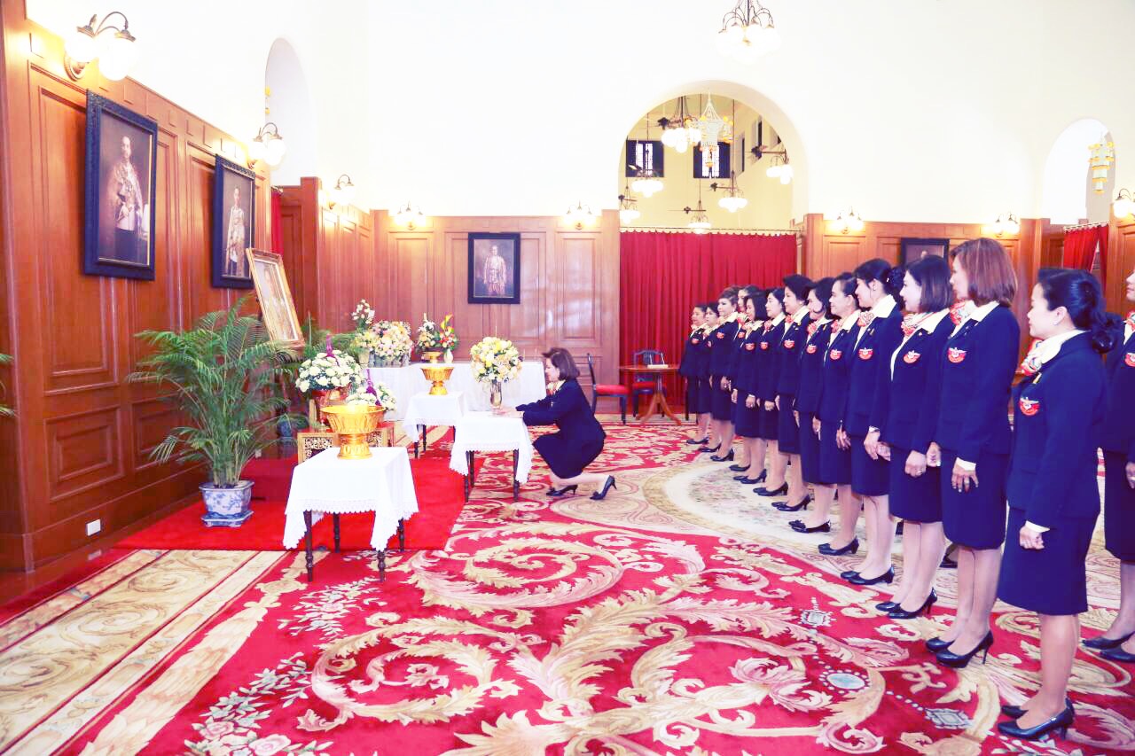 081 นายกสมาคมภริยาฯ นำคณะกรรมการสมาคมฯ ร่วมลงนามถวายพระพร พระบาทสมเด็จพระเจ้าอยู่หัวฯ
