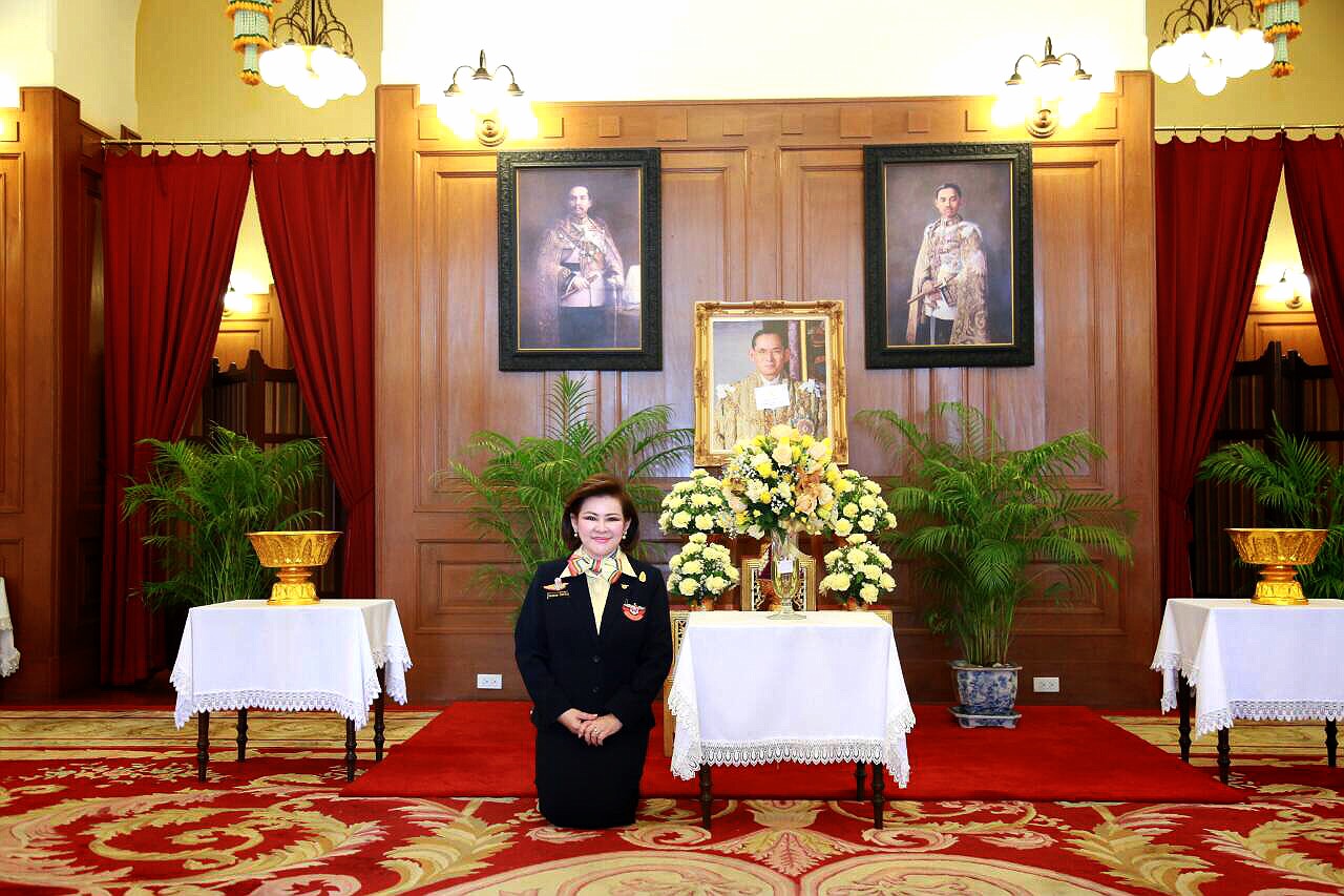 081 นายกสมาคมภริยาฯ นำคณะกรรมการสมาคมฯ ร่วมลงนามถวายพระพร พระบาทสมเด็จพระเจ้าอยู่หัวฯ