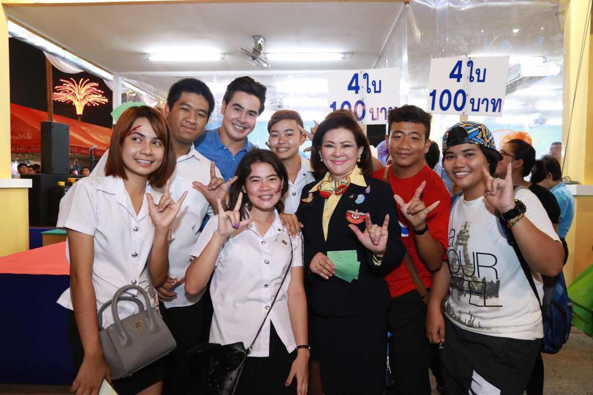 089 การออกร้านสำนักงานปลัดกระทรวงกลาโหมและ ร้านสมาคมภริยาฯ ในงานกาชาดปี ๒๕๕๙ ๓๐ มีนาคม - ๗ เมษายน ๒๕๕๙