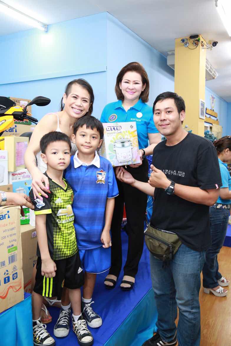 089 การออกร้านสำนักงานปลัดกระทรวงกลาโหมและ ร้านสมาคมภริยาฯ ในงานกาชาดปี ๒๕๕๙ ๓๐ มีนาคม - ๗ เมษายน ๒๕๕๙