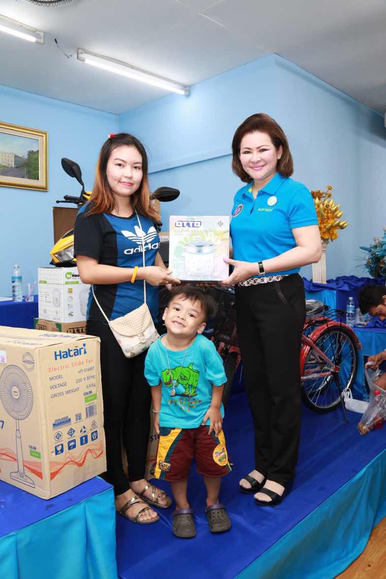 089 การออกร้านสำนักงานปลัดกระทรวงกลาโหมและ ร้านสมาคมภริยาฯ ในงานกาชาดปี ๒๕๕๙ ๓๐ มีนาคม - ๗ เมษายน ๒๕๕๙