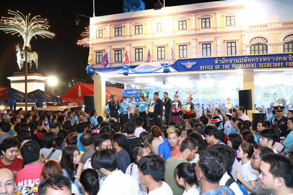 089 การออกร้านสำนักงานปลัดกระทรวงกลาโหมและ ร้านสมาคมภริยาฯ ในงานกาชาดปี ๒๕๕๙ ๓๐ มีนาคม - ๗ เมษายน ๒๕๕๙