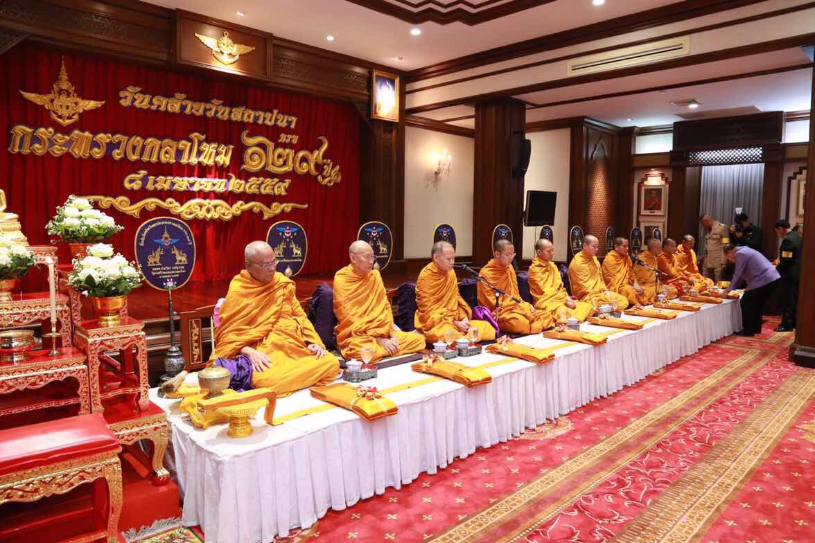 090 ปลัดกระทรวงกลาโหมและนายกสมาคมภริยาฯ ร่วมพิธีเนื่องในวันสถาปนากระทรวงกลาโหม ครบ ๑๒๙ ปี