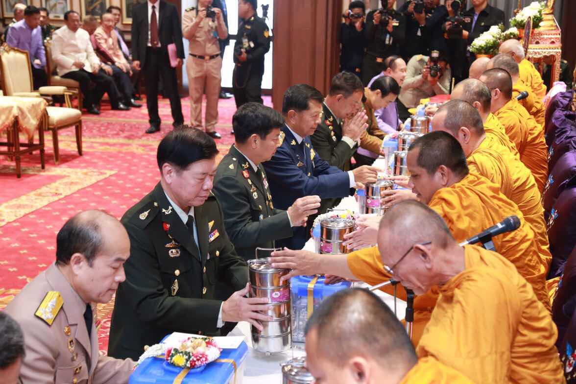 090 ปลัดกระทรวงกลาโหมและนายกสมาคมภริยาฯ ร่วมพิธีเนื่องในวันสถาปนากระทรวงกลาโหม ครบ ๑๒๙ ปี