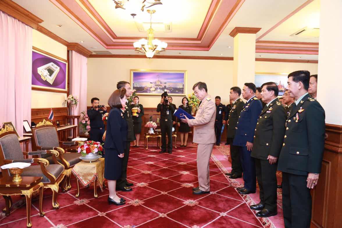 092 ปลัดกระทรวงกลาโหมและนายกสมาคมภริยาฯ เป็นประธานในพิธีรดน้ำและขอรับพรผู้บังคับบัญชาเนื่องในวันส...