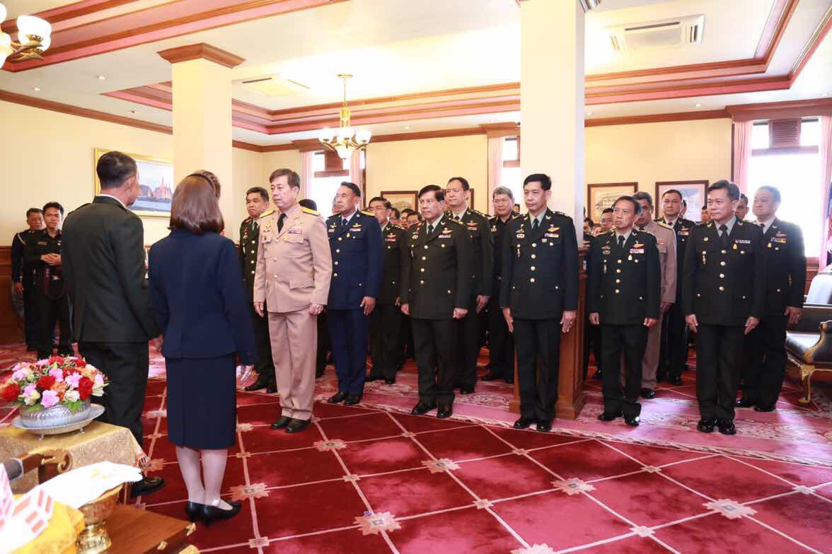 092 ปลัดกระทรวงกลาโหมและนายกสมาคมภริยาฯ เป็นประธานในพิธีรดน้ำและขอรับพรผู้บังคับบัญชาเนื่องในวันสงกรานต์ ประจำปี ๒๕๕๙