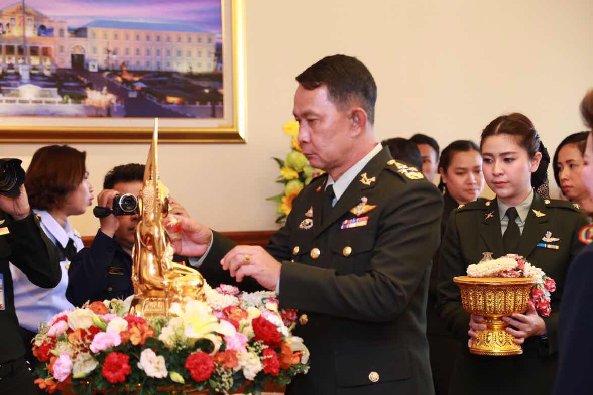 092 ปลัดกระทรวงกลาโหมและนายกสมาคมภริยาฯ เป็นประธานในพิธีรดน้ำและขอรับพรผู้บังคับบัญชาเนื่องในวันสงกรานต์ ประจำปี ๒๕๕๙