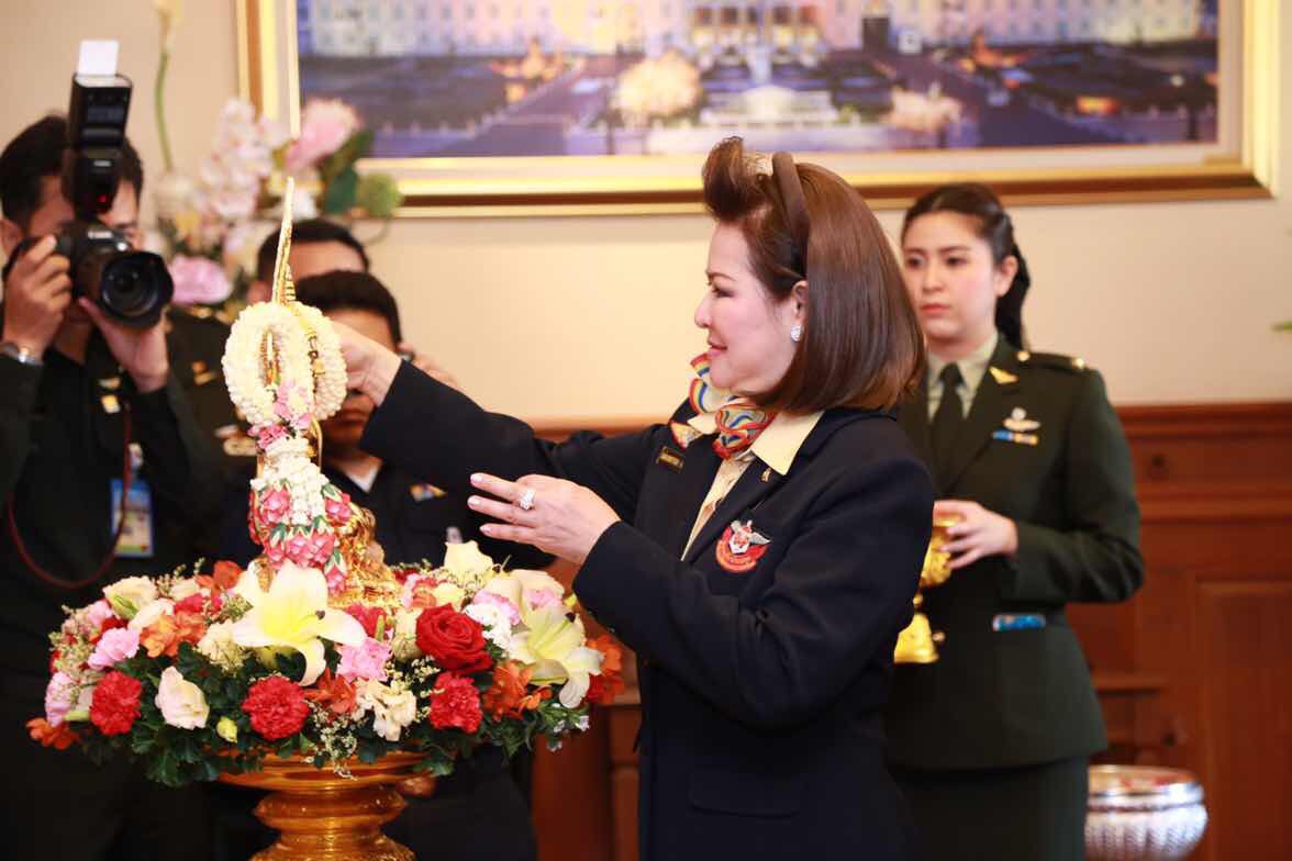 092 ปลัดกระทรวงกลาโหมและนายกสมาคมภริยาฯ เป็นประธานในพิธีรดน้ำและขอรับพรผู้บังคับบัญชาเนื่องในวันสงกรานต์ ประจำปี ๒๕๕๙