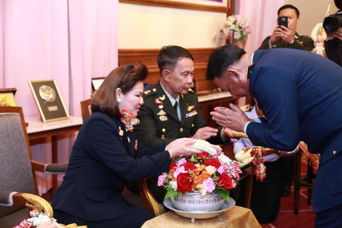092 ปลัดกระทรวงกลาโหมและนายกสมาคมภริยาฯ เป็นประธานในพิธีรดน้ำและขอรับพรผู้บังคับบัญชาเนื่องในวันสงกรานต์ ประจำปี ๒๕๕๙