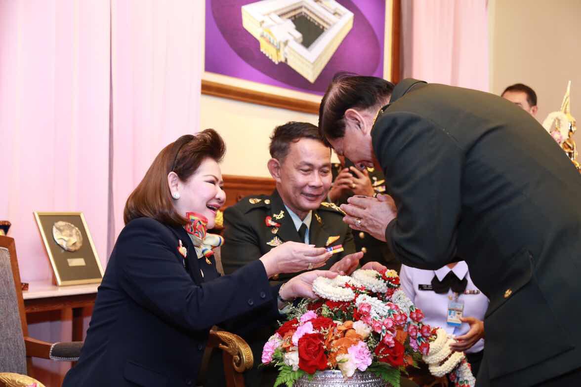 092 ปลัดกระทรวงกลาโหมและนายกสมาคมภริยาฯ เป็นประธานในพิธีรดน้ำและขอรับพรผู้บังคับบัญชาเนื่องในวันสงกรานต์ ประจำปี ๒๕๕๙