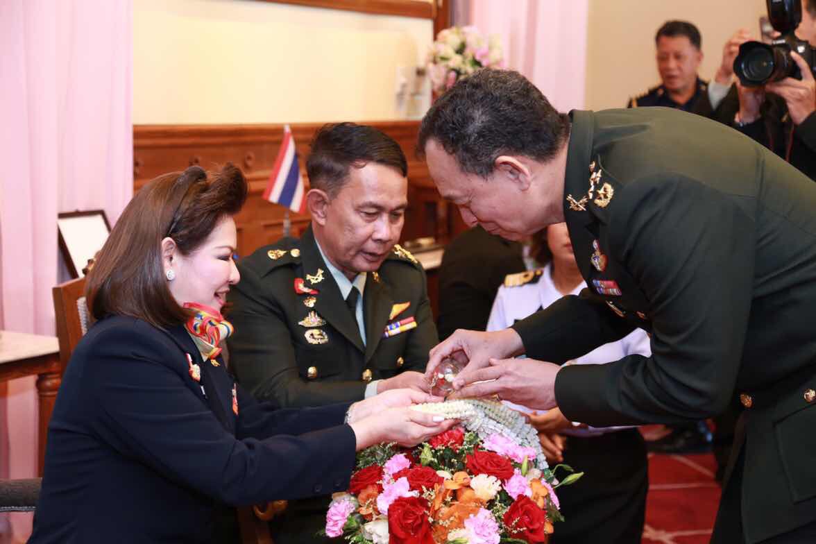 092 ปลัดกระทรวงกลาโหมและนายกสมาคมภริยาฯ เป็นประธานในพิธีรดน้ำและขอรับพรผู้บังคับบัญชาเนื่องในวันสงกรานต์ ประจำปี ๒๕๕๙
