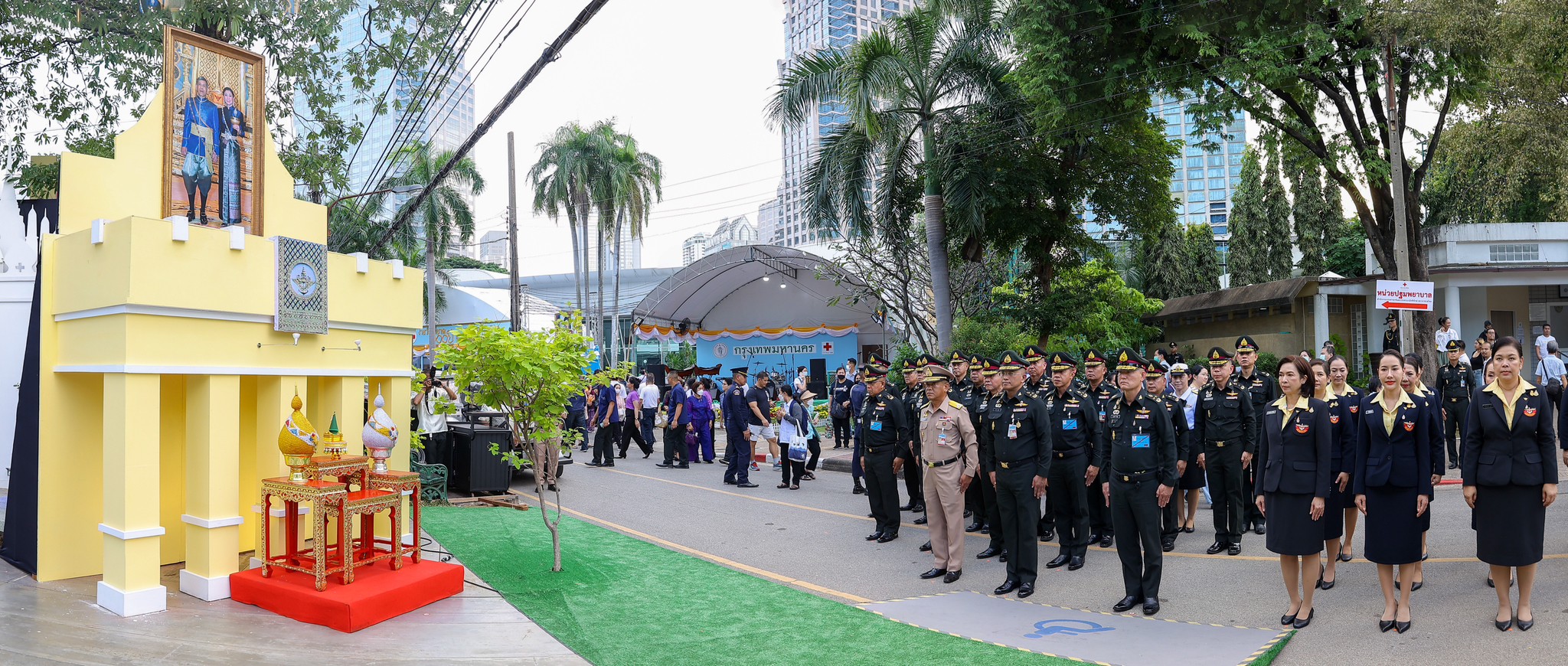 ๐๔๑ พิธีเปิดกรวยดอกไม้ถวายราชสักการะ เบื้องหน้าพระบรมฉายาลักษณ์ พระบาทสมเด็จพระเจ้าอยู่หัว และสมเด็จพระนางเจ้าฯ พระบรมราชินี