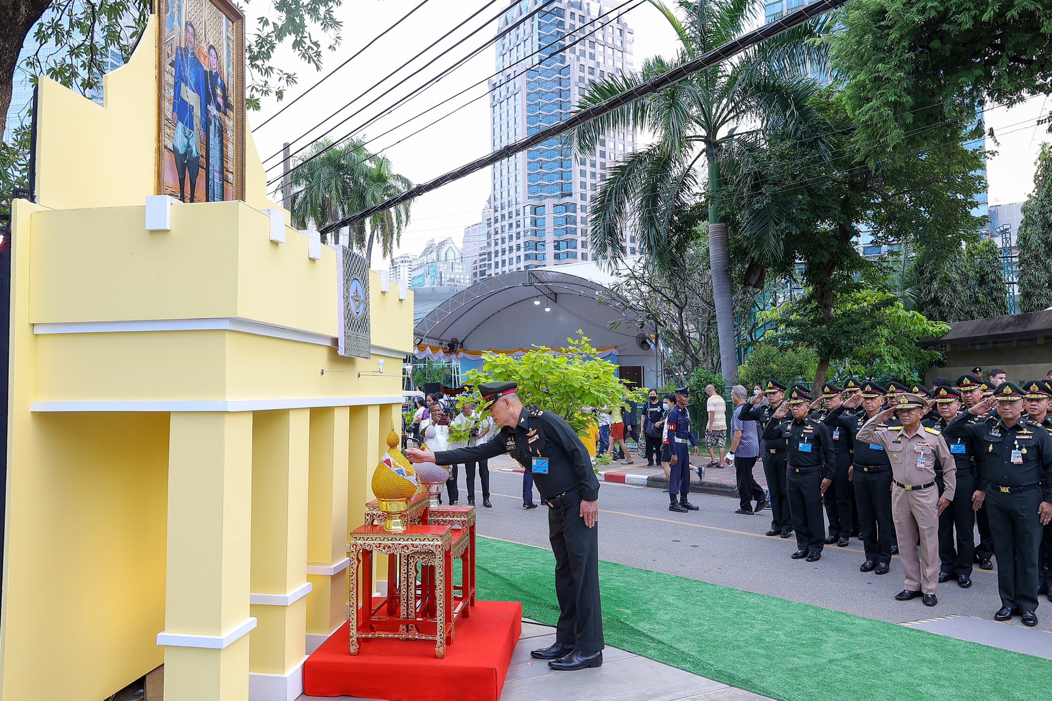 ๐๔๑ พิธีเปิดกรวยดอกไม้ถวายราชสักการะ เบื้องหน้าพระบรมฉายาลักษณ์ พระบาทสมเด็จพระเจ้าอยู่หัว และสมเด็จพระนางเจ้าฯ พระบรมราชินี