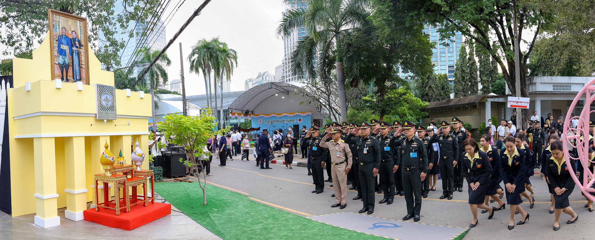 ๐๔๑ พิธีเปิดกรวยดอกไม้ถวายราชสักการะ เบื้องหน้าพระบรมฉายาลักษณ์ พระบาทสมเด็จพระเจ้าอยู่หัว และสมเด็จพระนางเจ้าฯ พระบรมราชินี