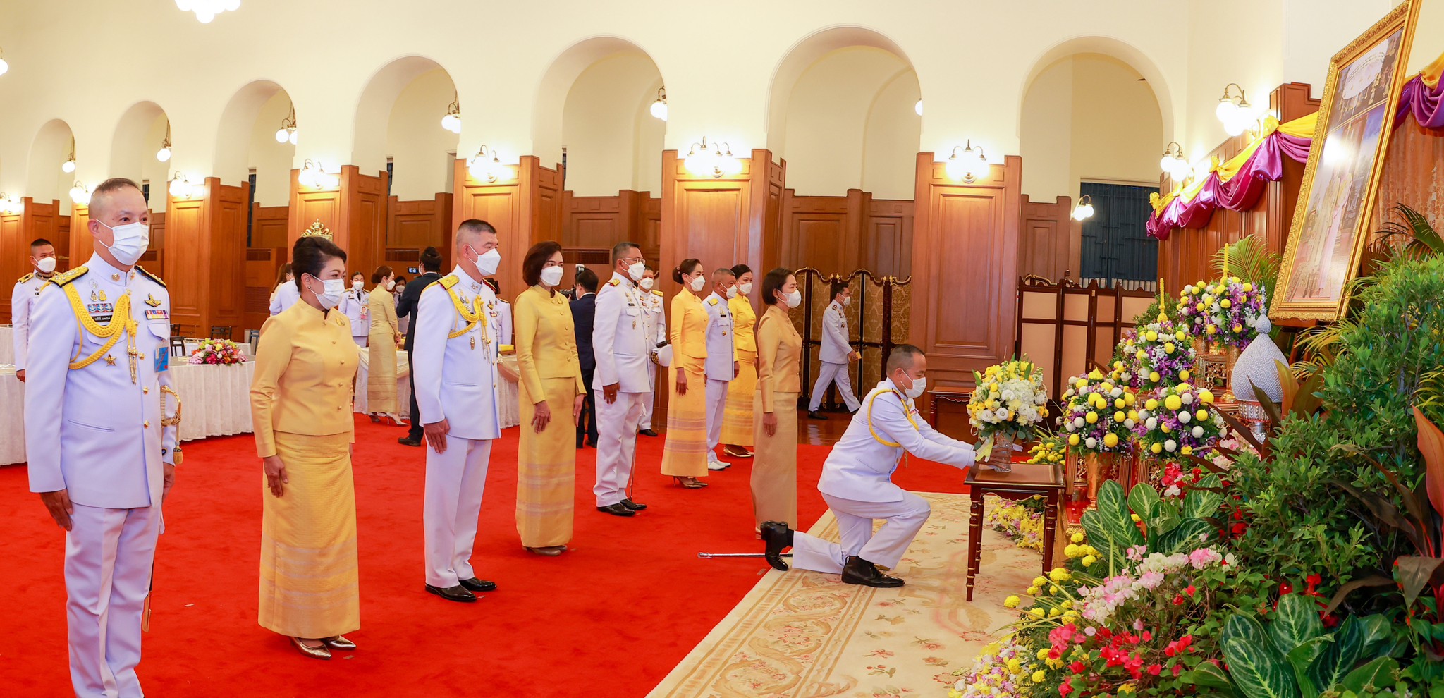 ๐๔๓ ปล.กห. และ นายกสมาคมภริยาข้าราชการ สป. พร้อมคณะนายทหารชั้นผู้ใหญ่ และคู่สมรส ร่วมลงนามถวายพระ...