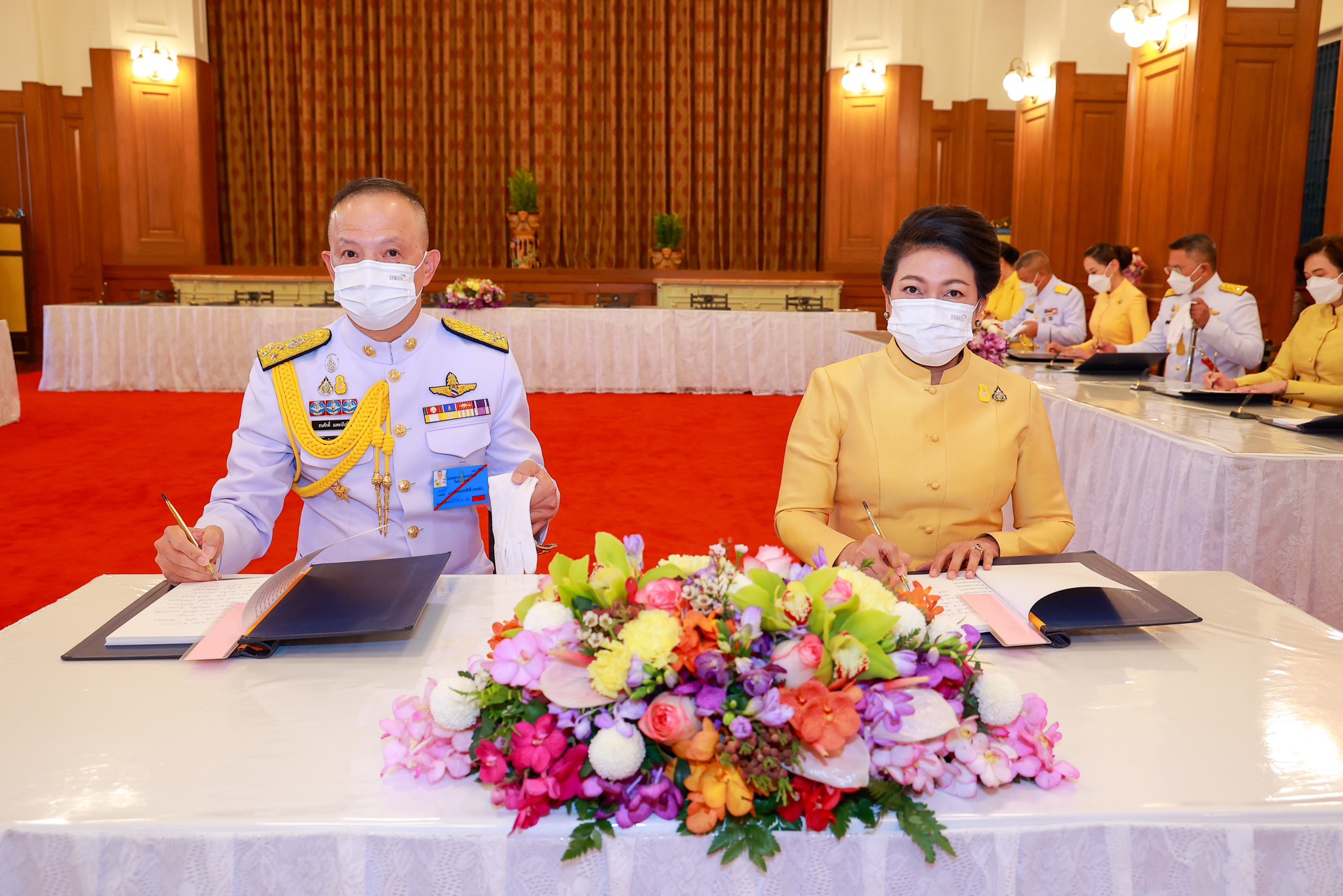 ๐๔๓ ปล.กห. และ นายกสมาคมภริยาข้าราชการ สป. พร้อมคณะนายทหารชั้นผู้ใหญ่ และคู่สมรส ร่วมลงนามถวายพระพรชัยมงคล เนื่องในโอกาสวันขึ้นปีใหม่ พุทธศักราช ๒๕๖๗