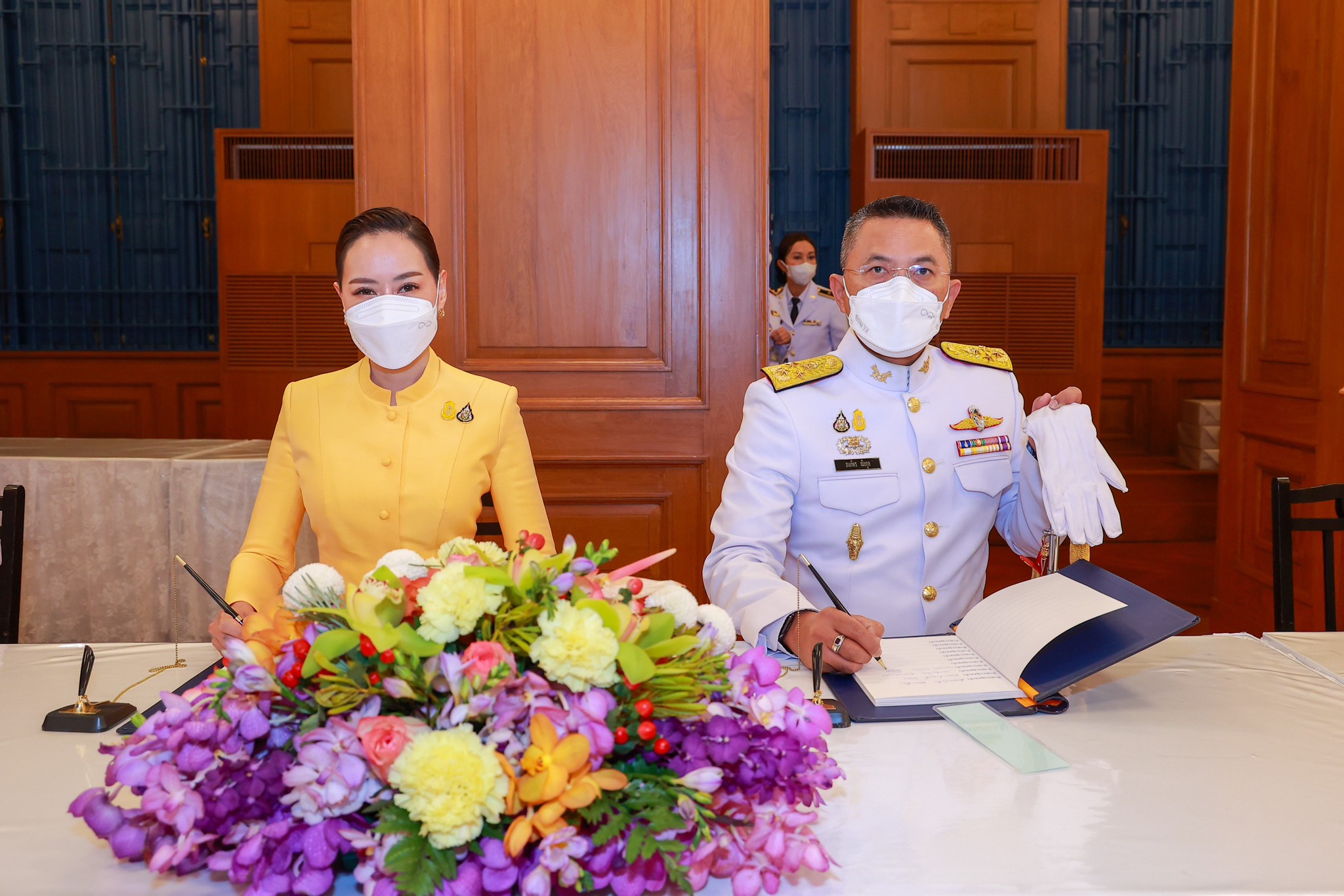 ๐๔๓ ปล.กห. และ นายกสมาคมภริยาข้าราชการ สป. พร้อมคณะนายทหารชั้นผู้ใหญ่ และคู่สมรส ร่วมลงนามถวายพระพรชัยมงคล เนื่องในโอกาสวันขึ้นปีใหม่ พุทธศักราช ๒๕๖๗