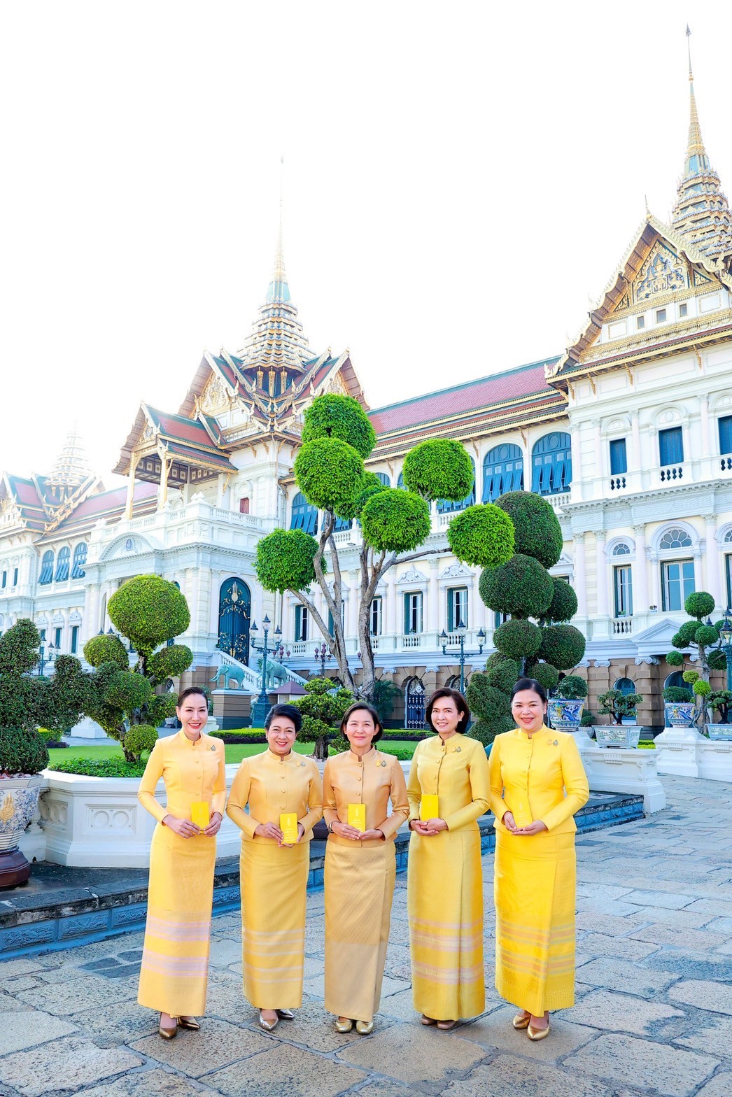 ๐๔๓ ปล.กห. และ นายกสมาคมภริยาข้าราชการ สป. พร้อมคณะนายทหารชั้นผู้ใหญ่ และคู่สมรส ร่วมลงนามถวายพระพรชัยมงคล เนื่องในโอกาสวันขึ้นปีใหม่ พุทธศักราช ๒๕๖๗