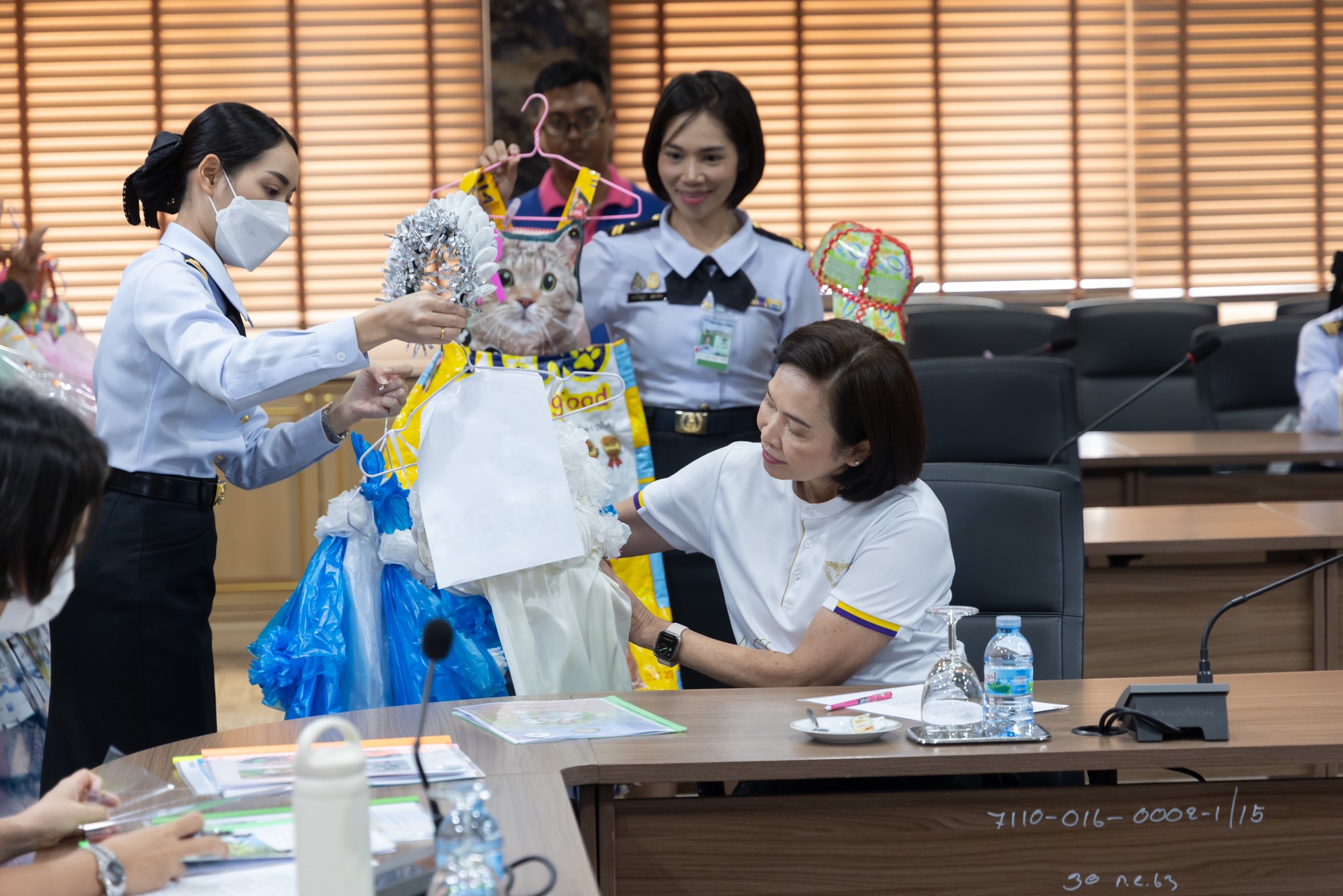 ๐๔๔ นายกสมาคมภริยาข้าราชการ สป. พร้อมด้วยอุปนายกสมาคมฯ ร่วมตัดสินการประกวด การประดิษฐ์เครื่องแต่งกายด้วยวัสดุเหลือใช้